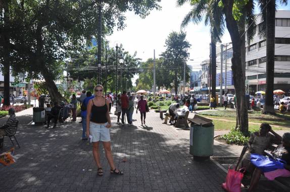 Caminhando na Praça da Independência, que na verdade é um boulevard, em Port of Spain, capital de Trinidad e Tobago
